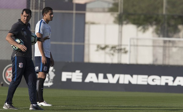 Pablo volta ao Corinthians com negociação emperrada; Carille confia em 