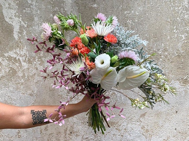 Florista Feminino Criando Belo Buquê Na Floricultura. Trabalho Na