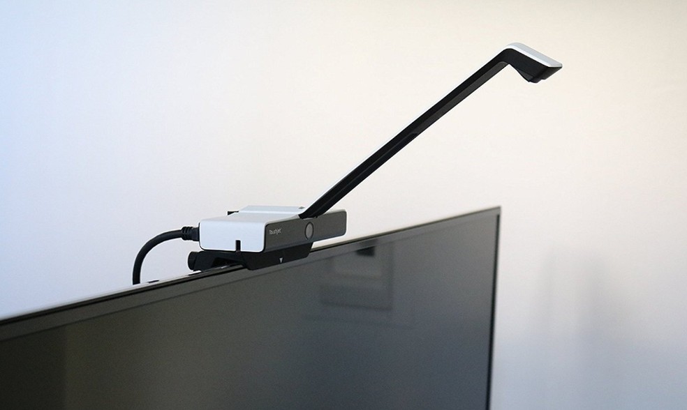 Acessório para criar tela touch fica encaixado acima do aparelho, com um sensor para identificar movimentos (Foto: Divulgação/Touchjet)