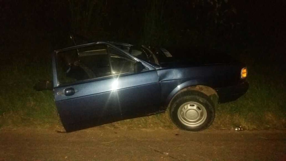 Carro partiu ao meio após acidente na PR-190, em Figueira (Foto: Polícia Rodoviária Estadual/Divulgação)