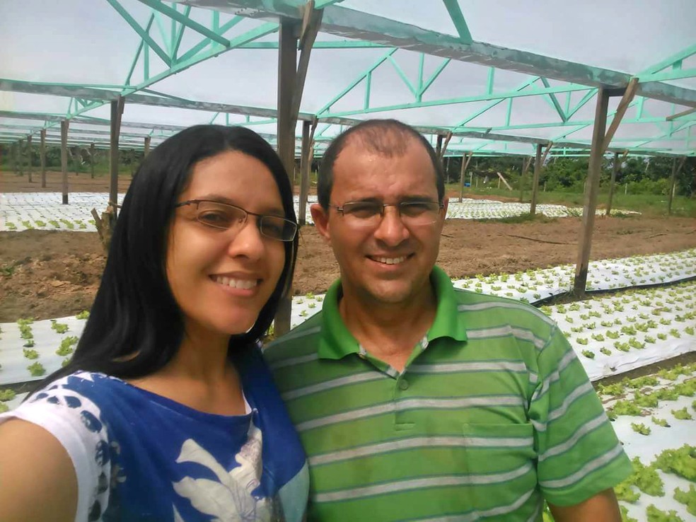 Juliana e o marido Alexandre Carvalho trabalham com hortaliças em Xapuri  (Foto: Juliana dos Santos Lopes de Souza/Arquivo Pessoal)