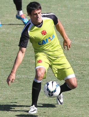 Novo reforço do Vasco, Fabrício sobe a campo e treina com companheiros