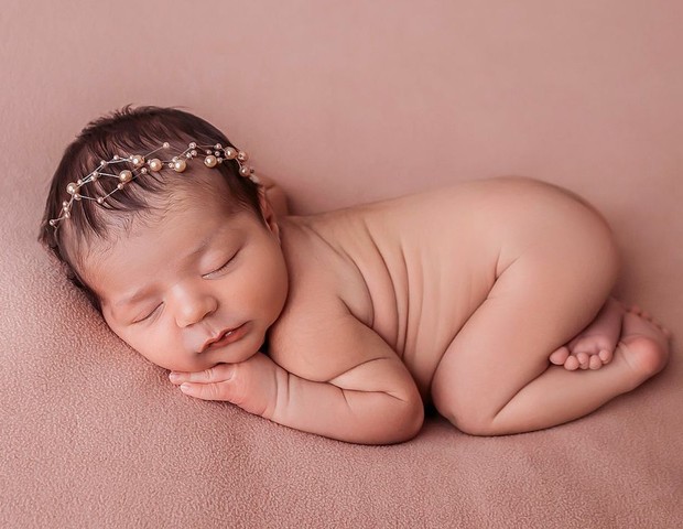 Malu, filha recém-nascida de Vivian Amorim e Leo Hirschmann, em ensaio fotográfico (Foto: Andreia Costa)