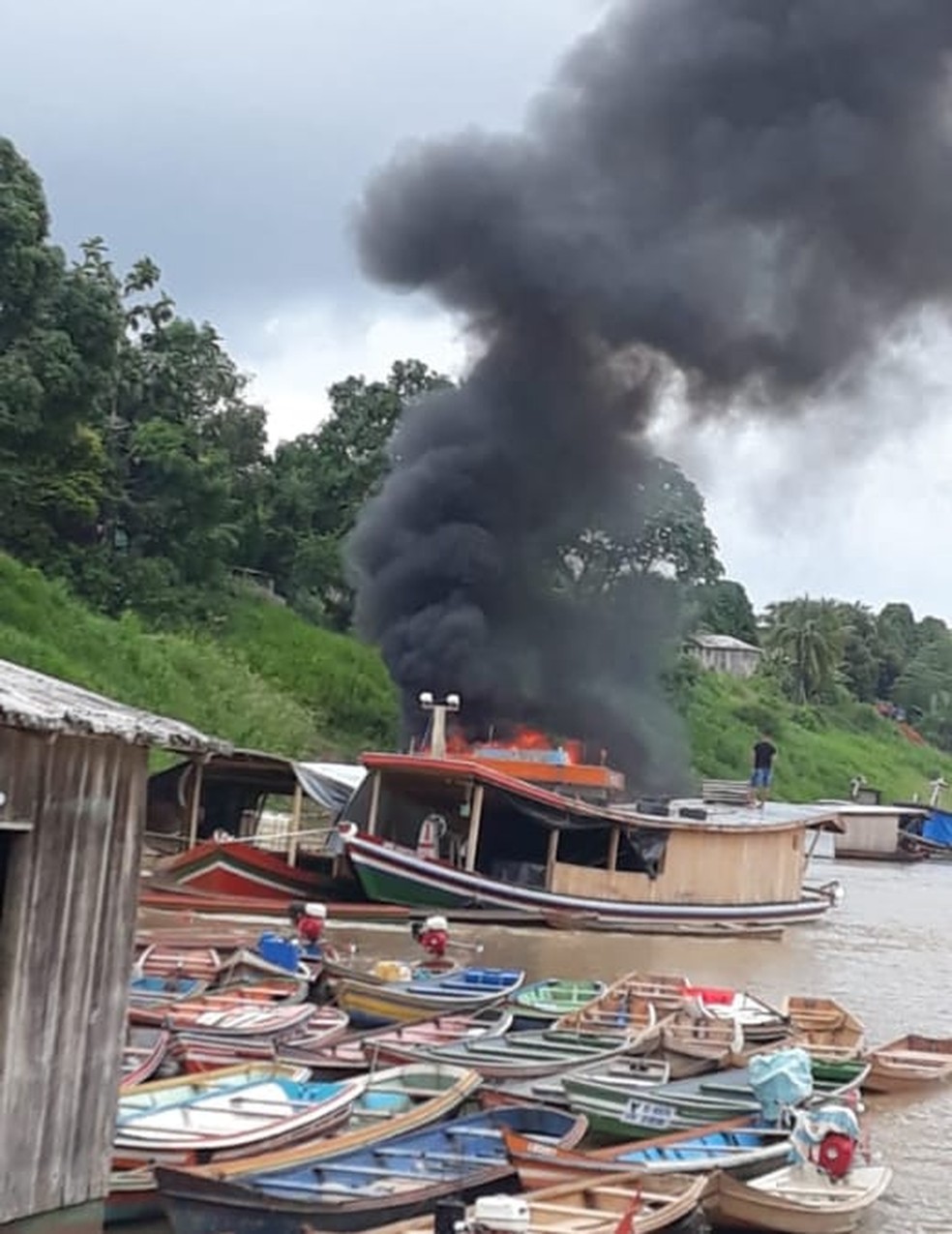 Fogo começou quando tripulante fazia a retirada de combustível para um posto em Marechal Thaumaturgo — Foto: Arquivo pessoal
