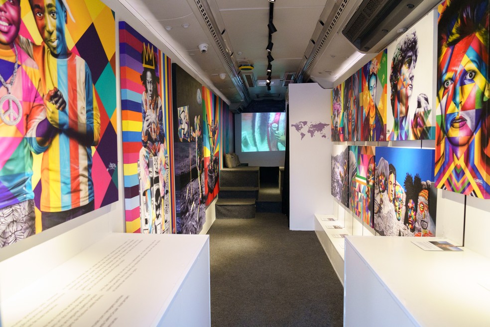 Ônibus circular transformado em galeria de arte para a exposição itinerante de Eduardo Kobra por São Paulo — Foto: Marcelo Brandt/G1