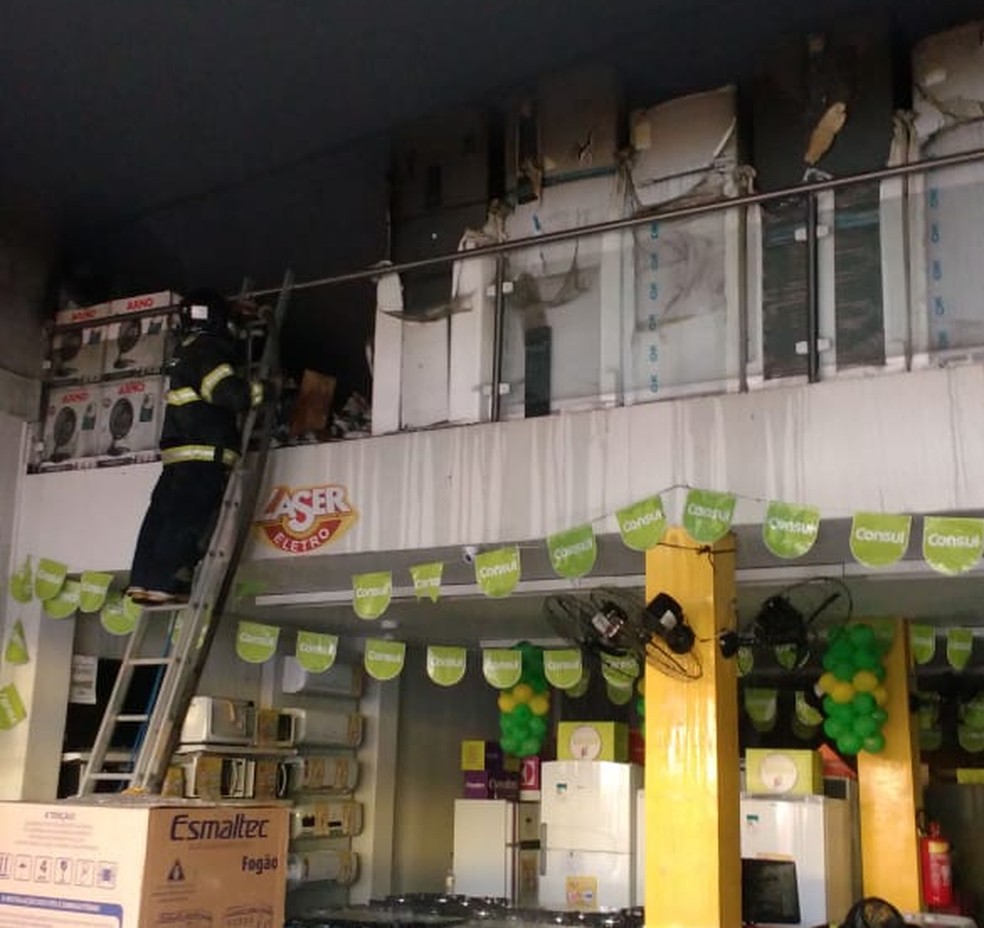 Incêndio destruiu primeiro andar de edifício comercial em Jaboatão dos Guararapes (Foto: Corpo de Bombeiros/Divulgação)