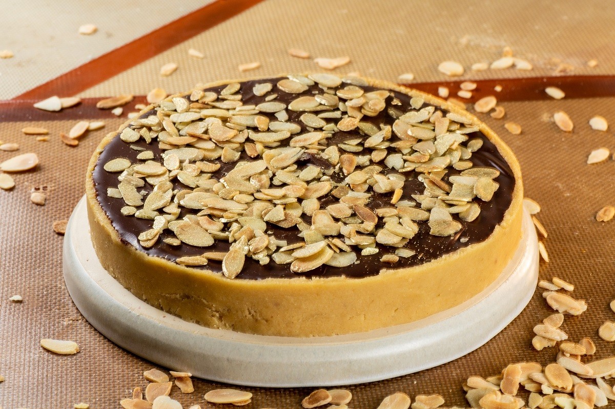 A torta marzipan pode ser finalizada com amêndoas ou chocolate branco (Foto: Junior Estruc / Divulgação)