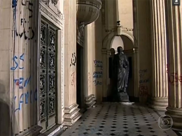 Vândalos picharam a fachada do Palácio Tiradentes, no Centro do Rio (Foto: Reprodução / TV Globo)