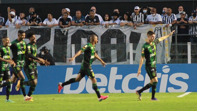 Alê marca segundo gol do América-MG diante do Santos e comanda a comemoração do time