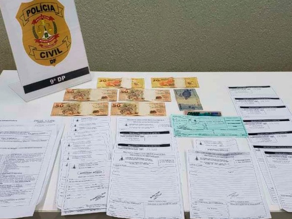 Receitas, atestados e documentos médicos falsos apreendidos com mulher presa em flagrante na região do Conic, em Brasília — Foto: Polícia Civil/Divulgação