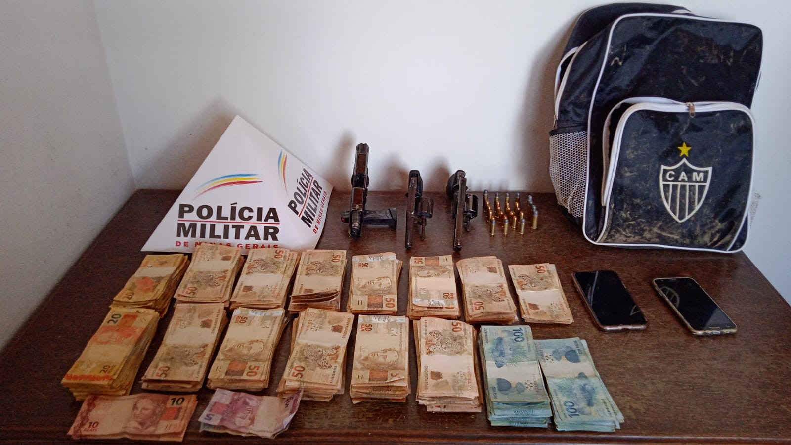 PM prende trio que roubou banco e fez reféns em Matutina; quase R$ 80 mil são recuperados