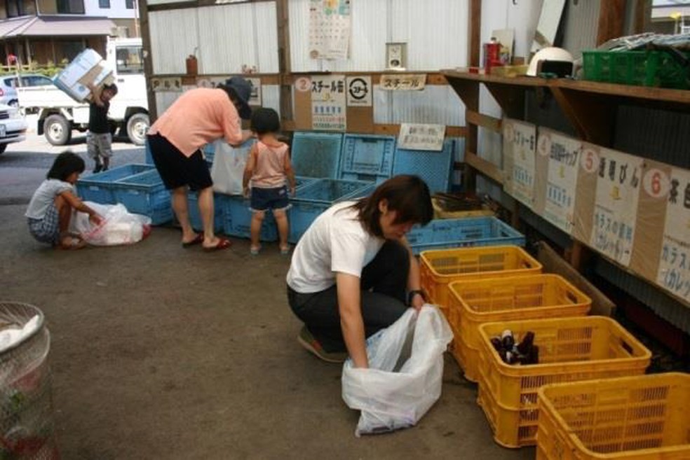 Os próprios moradores de Kamikatsu são responsáveis por levar o lixo ao local de reciclagem. — Foto: Divisão de planejamento e proteção ambiental de Kamikatsu