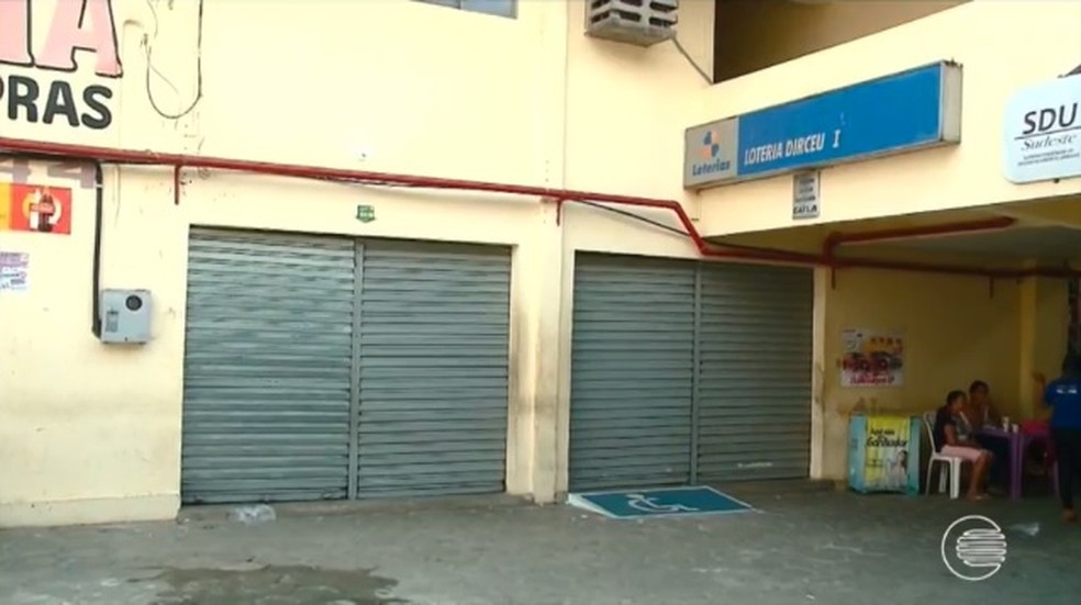 Criminosos levaram todo o dinheiro do caixa da lotérica (Foto: Reprodução / TV Clube)