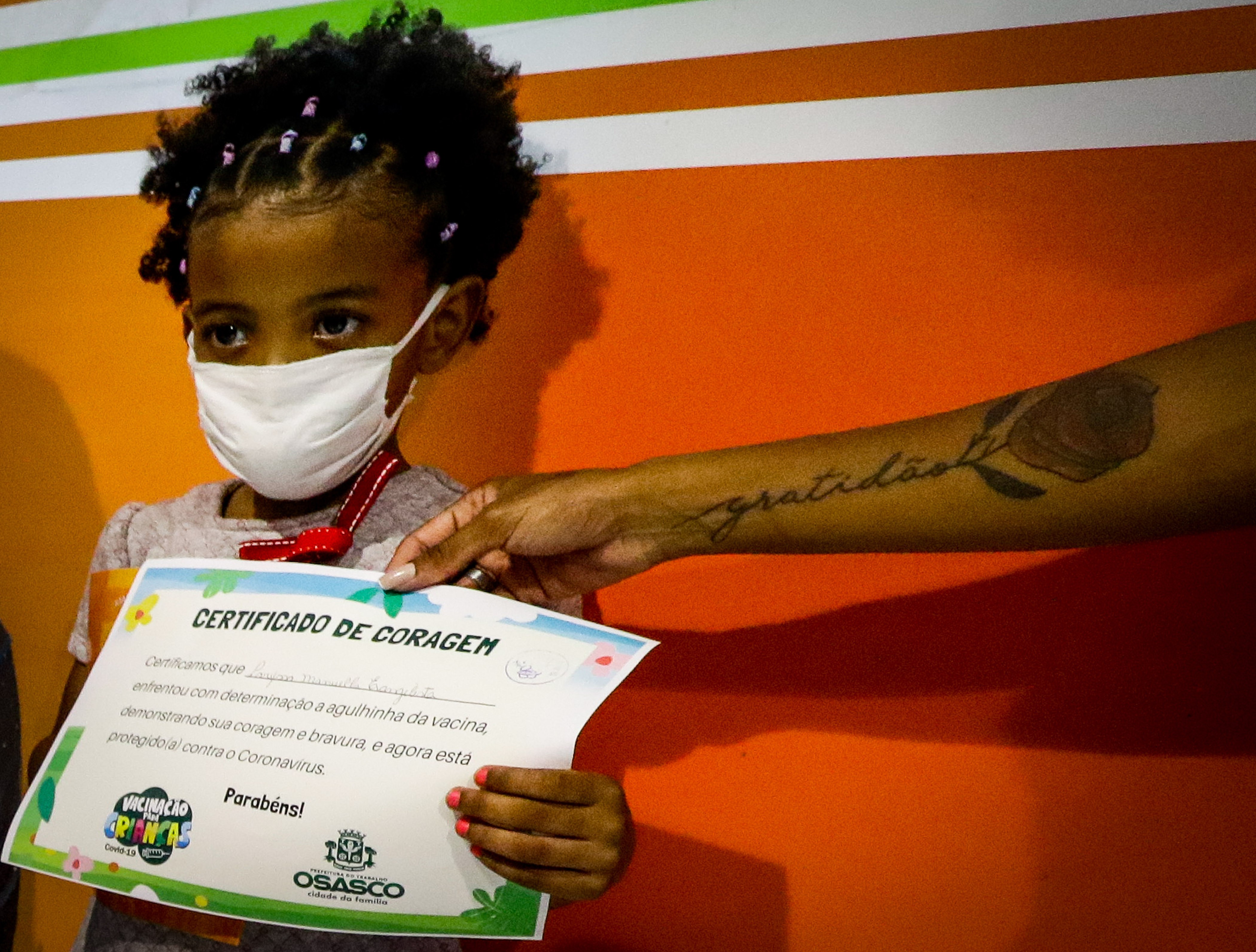 Crianças recebem 'certificado de coragem' ao se vacinarem contra a Covid na Grande SP; FOTOS