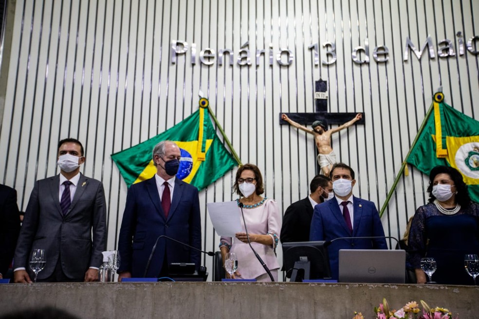 Izolda lê compromisso de posse na Assembleia — Foto: Thiago Gadelha/SVM