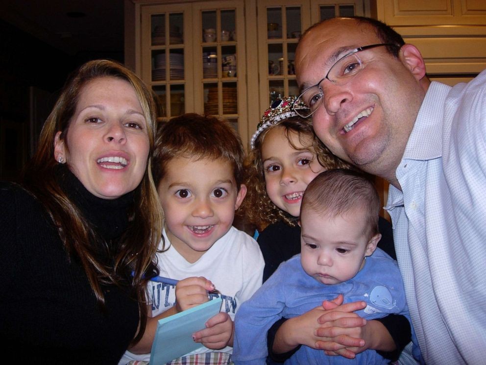Karen com o marido e os três filhos, incluindo Zachary (Foto: Reprodução/GMA)