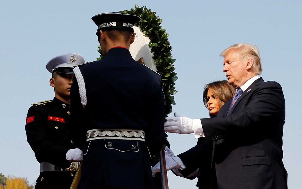 O presidente dos EUA, Donald Trump, e a primeira dama Melania participam de uma cerimônia de entrega de coroas no cemitério nacional de Seul, na Coreia do Sul (Foto: Jonathan Ernst / Reuters)