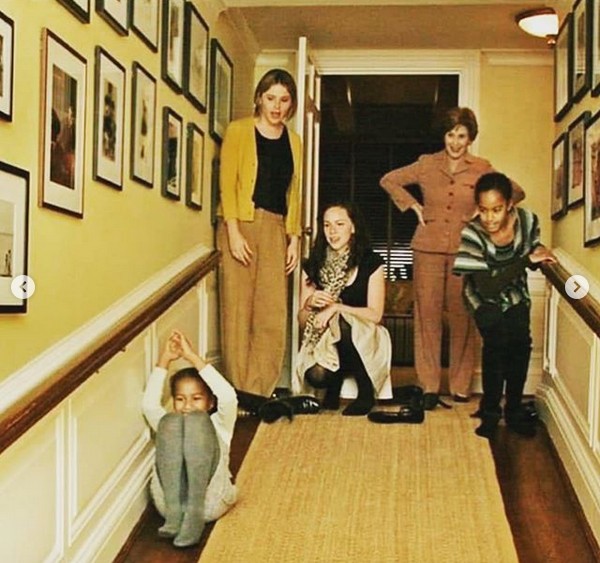A jornalista Jenna Bush Hager, filha de George Bush, com a mãe e a irmã gêmea mostrando a Casa Branca para Sasha e Malia Obama, filhas de Barack Obama (Foto: Instagram)