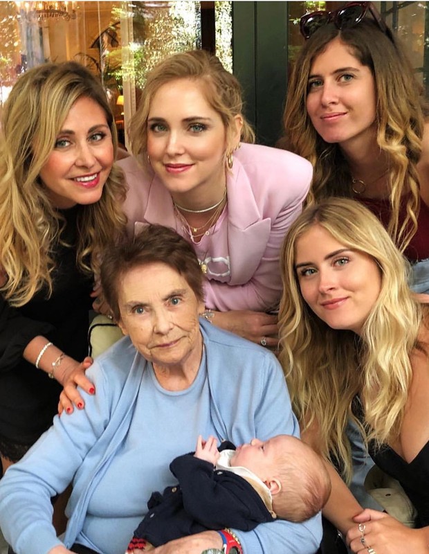 Chiara Ferragni com o filho, Leo, e a avó, Maria, além da mãe, Marina DiGuardio e as irmãs Francesca e Valentina (Foto: Reprodução Instagram)