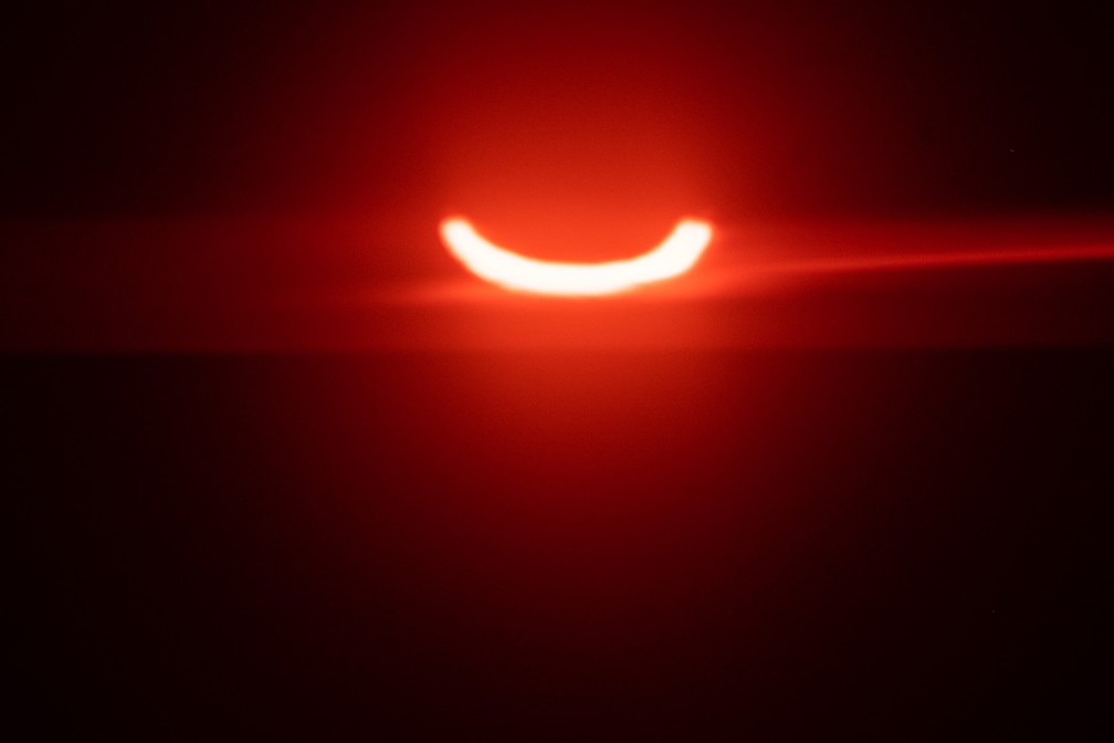 Eclipse solar anular registrado em Ontário, no Canadá, nesta quinta-feira (10) — Foto: Geoff Robins/AFP