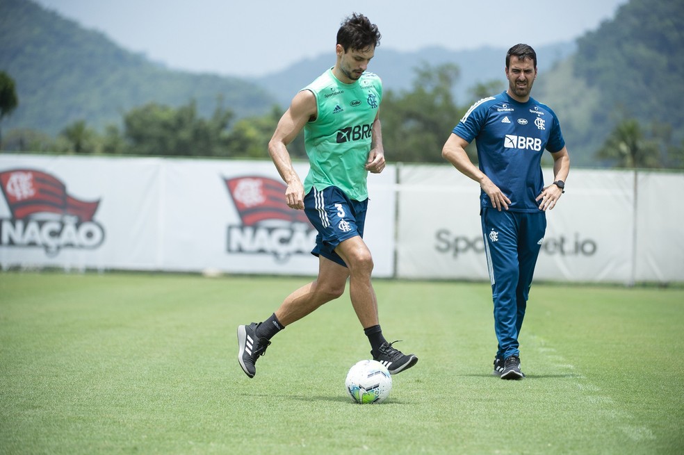 Rodrigo Caio treina observado pelo fisioterapeuta Márcio Puglia — Foto: Alexandre Vidal/Flamengo