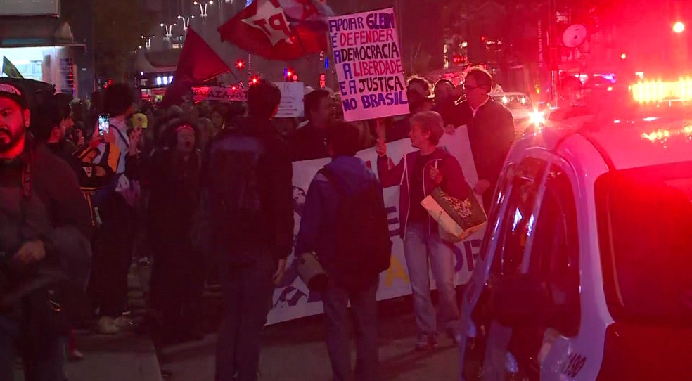 Ato a favor do jornalista Glen Greenwald na Avenida Paulista reuniu cerca de 150 manifestantes nesta terça-feira (30) — Foto: Reprodução/TV Globo