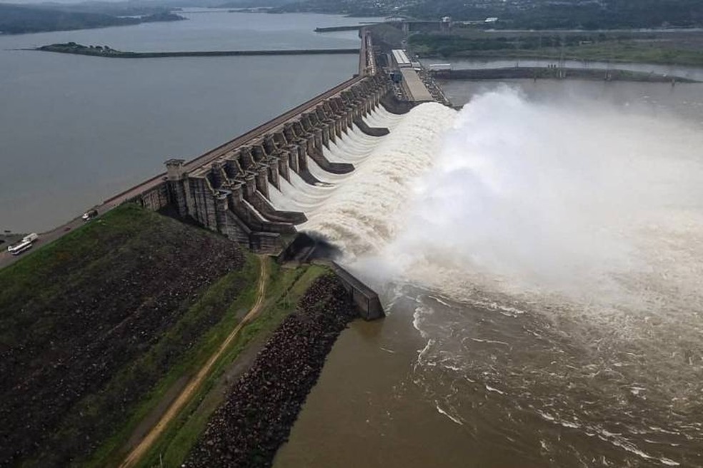 Mais de 20 comportas da hidrelétrica de Tucuruí foram abertas para tentar minimizar os impactos das cheias no sudeste do Pará — Foto: Divulgação
