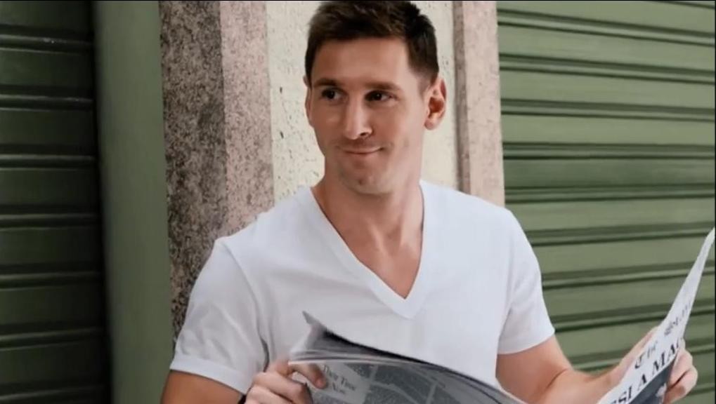 Messi aparece no vídeo lendo o seu jornal (Foto: Reprodução)