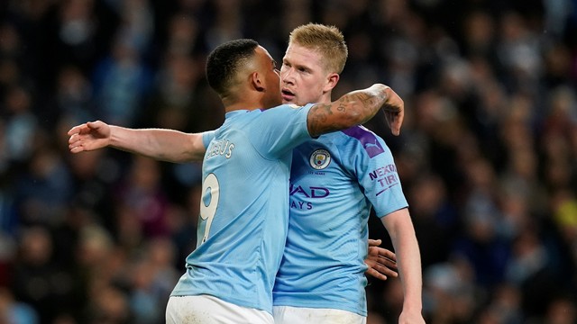 Em jogo com 9 gols, Manchester City vence o Leicester e segue na