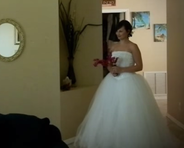 Supresa: vestida de noiva! (Foto: Reprodução - Youtube)
