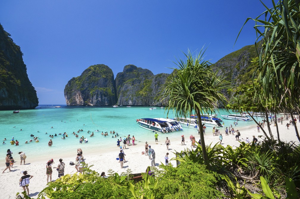 Maya Bay, ilha na Tailândia que foi cenário do filme com Leonardo DiCaprio, em foto de 2017 — Foto: AP Photo/Rajavi Omanee