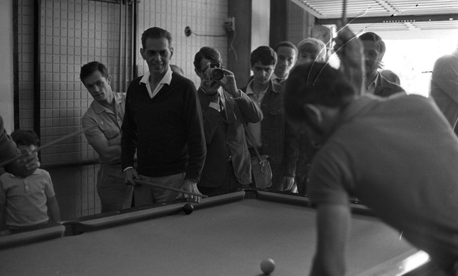O treinador João Saldanha joga sinuca com jogadores da seleção, em 1970