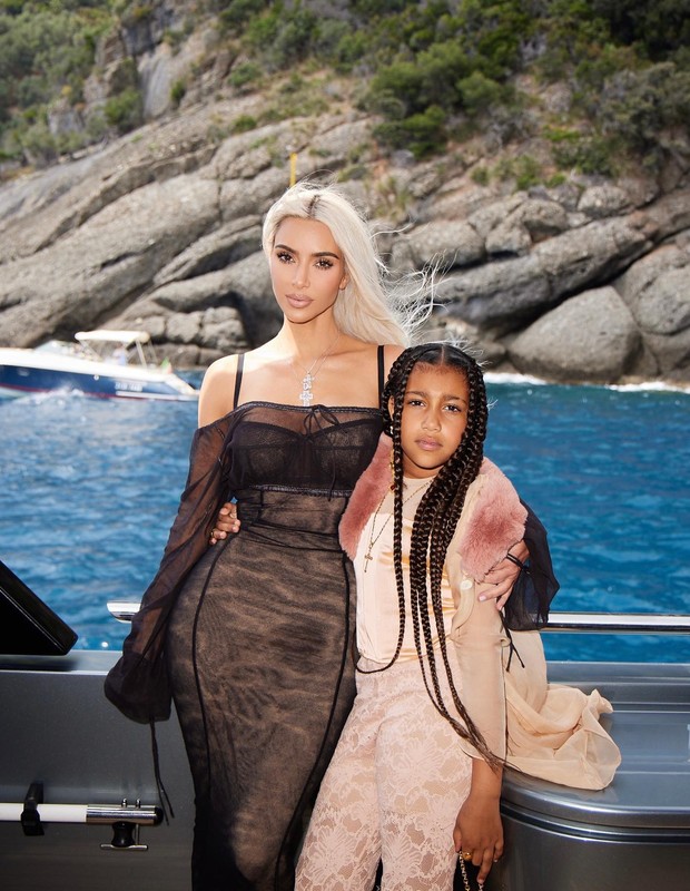 Kim Kardashian e North curtem passeio de barco (Foto: Reprodução/Instagram)