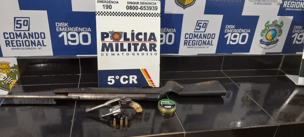 A PM apreendeu um revólver, uma espingarda de pressão e uma lata com chumbos da mesma espingarda.  — Foto: Polícia Militar. 
