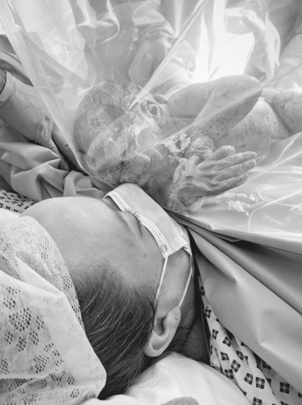 'The First Kiss', obra de Ali e Leigh Harris de Lincoln mostra o nascimento do primeiro filho do casal dando o primeiro beijo na mãe por uma proteção plástica para evitar a infecção pelo novo coronavírus — Foto: Reproducão/Ali e Leigh Harris/National Portrait Gallery