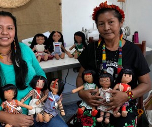 Artesãs indígenas criam marca de bonecas étnicas e geram projeto social para mulheres