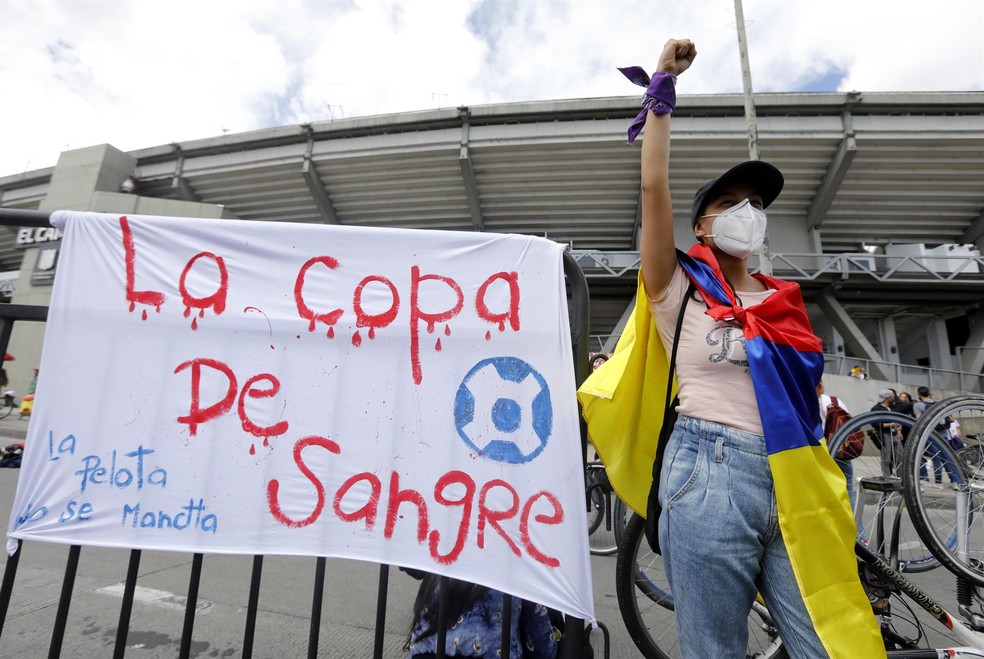 Manifestante protesta contra Copa América, em Bogotá, na Colômbia — Foto: EFE/Carlos Ortega