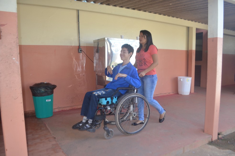 Professora Laudiclea Carvalho acompanha Jadison hÃ¡ cinco anos â Foto: Carlos Alberto Jr/G1