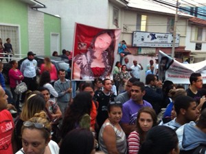 Manifestantes em frente ao Fórum de Guarulhos (Foto: Paulo Toledo Piza/G1)
