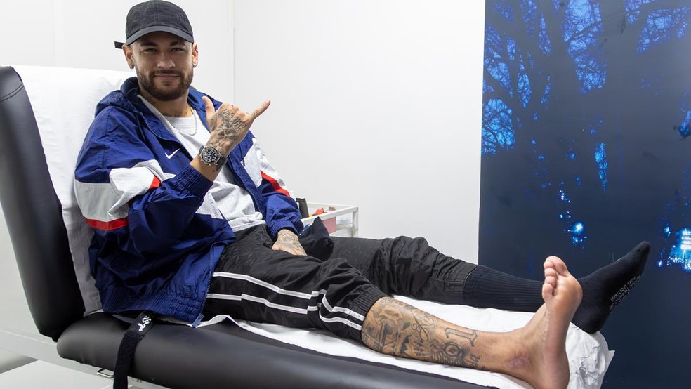 Neymar volta ao PSG e tira imobilização após cirurgia — Foto: Divulgação