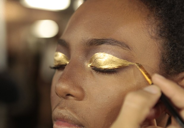 Maquiagem dourada (Foto: Isac Luz / Editora globo)