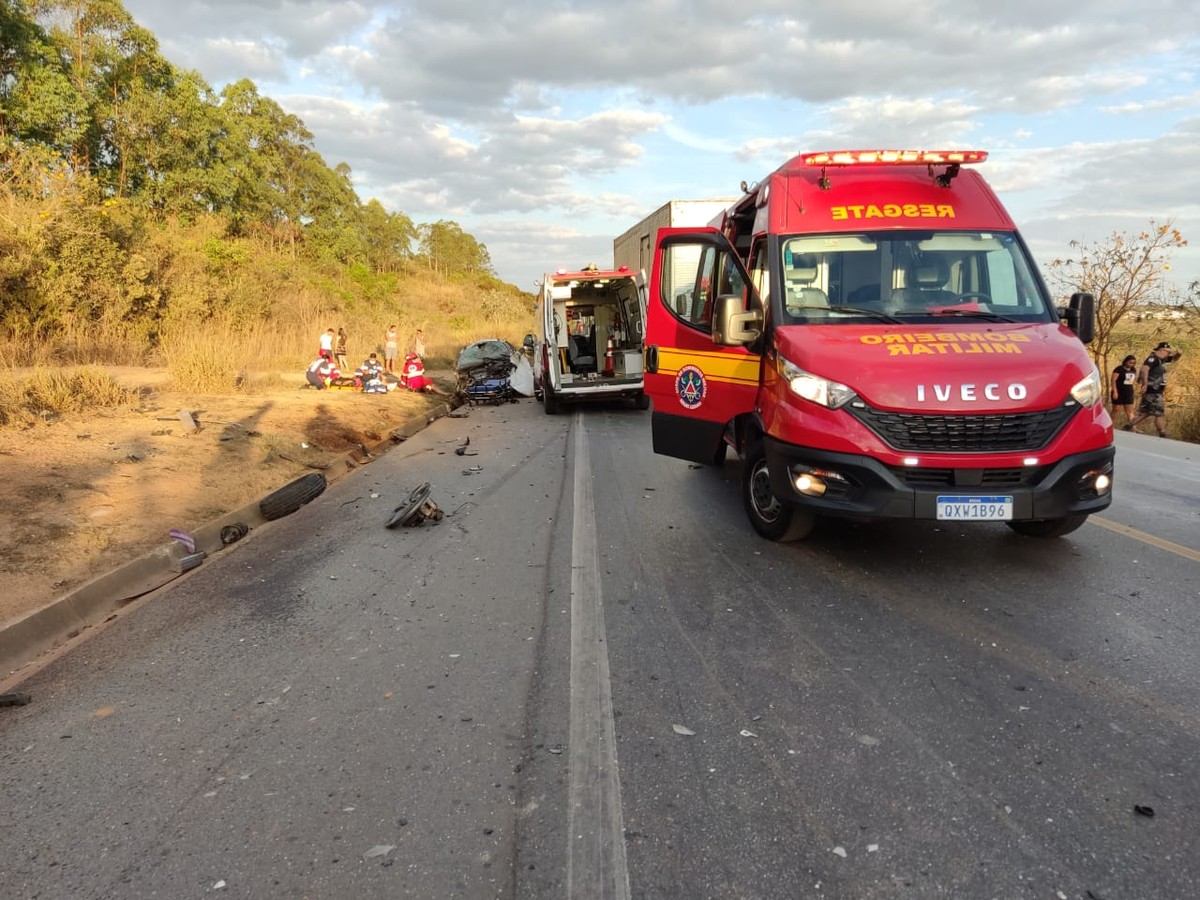 Batida Entre Dois Carros Deixa Feridos Na Br 262 Em Nova Serrana Centro Oeste G1 