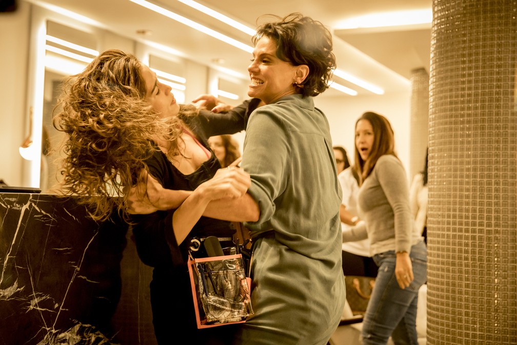 Lídia (Malu Galli) agride Érica (Nanda Costa) no meio do salão, em 'Amor de Mãe' — Foto: João Cotta/Globo