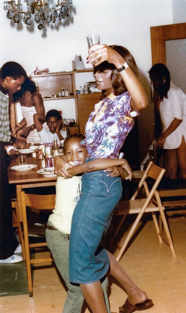 Naomi dançando com sua mãe Valerie, em 1974 (Foto: Divulgação)