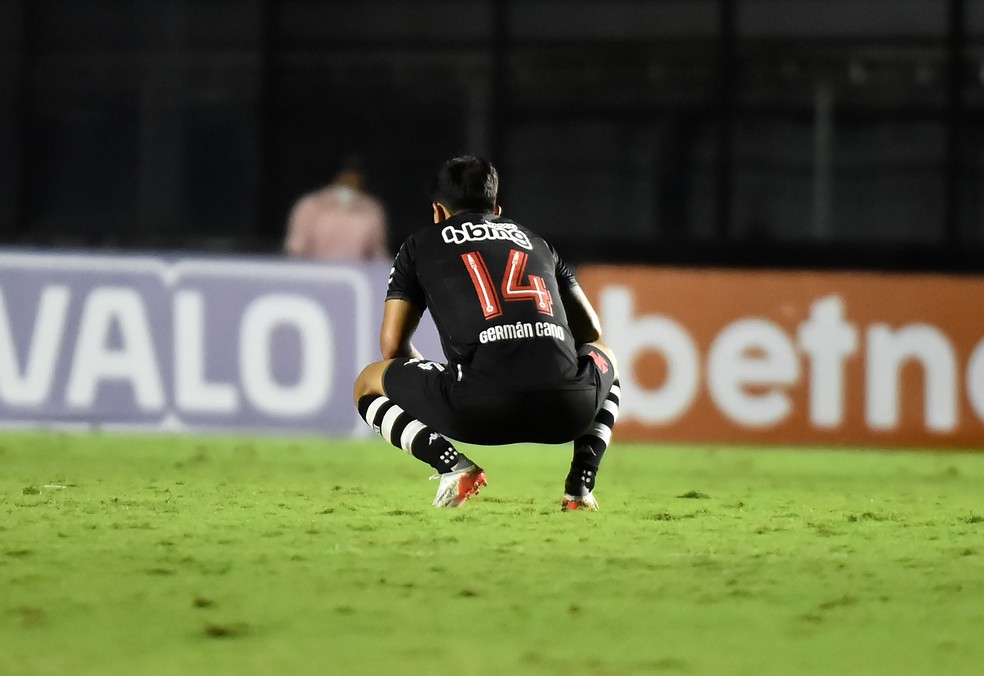 Cano desolado após a derrota para o Vitória — Foto: André Durão