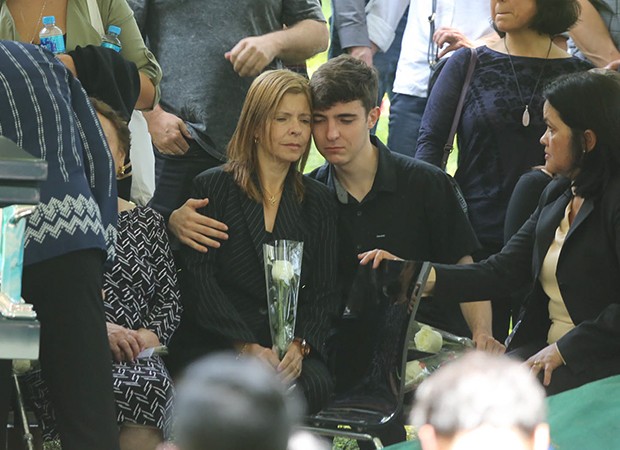 Familiares de Gugu Liberato se despedem em enterro (Foto: Amauri Nehn/ Brazil News )
