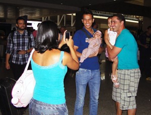 Jogadores do Cruzeiro são recebidos com festa no retorno a Belo Horizonte