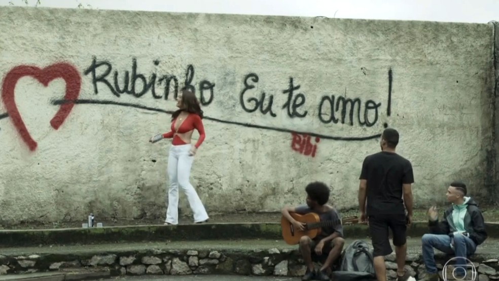 Bibi picha muro em declaração de amor a Rubinho — Foto: Globo
