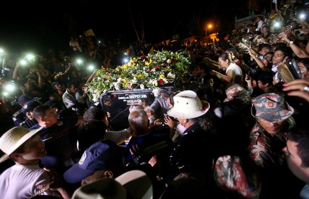 Campos é enterrado sob gritos, aplausos e fogos (Foto: Agência EFE)