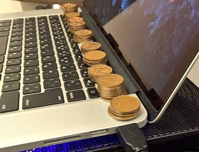 Akinori Suzuki usou moedas para ajudar o MacBook Pro a controlar a temperatura (Foto: Reprodução/Twitter)